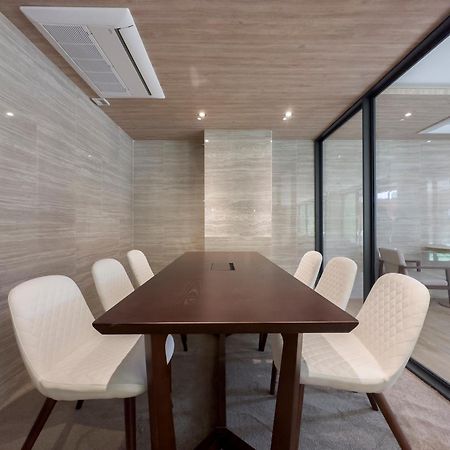 Ramada By Wyndham Bangkok Ten Ekamai Residences Екстериор снимка