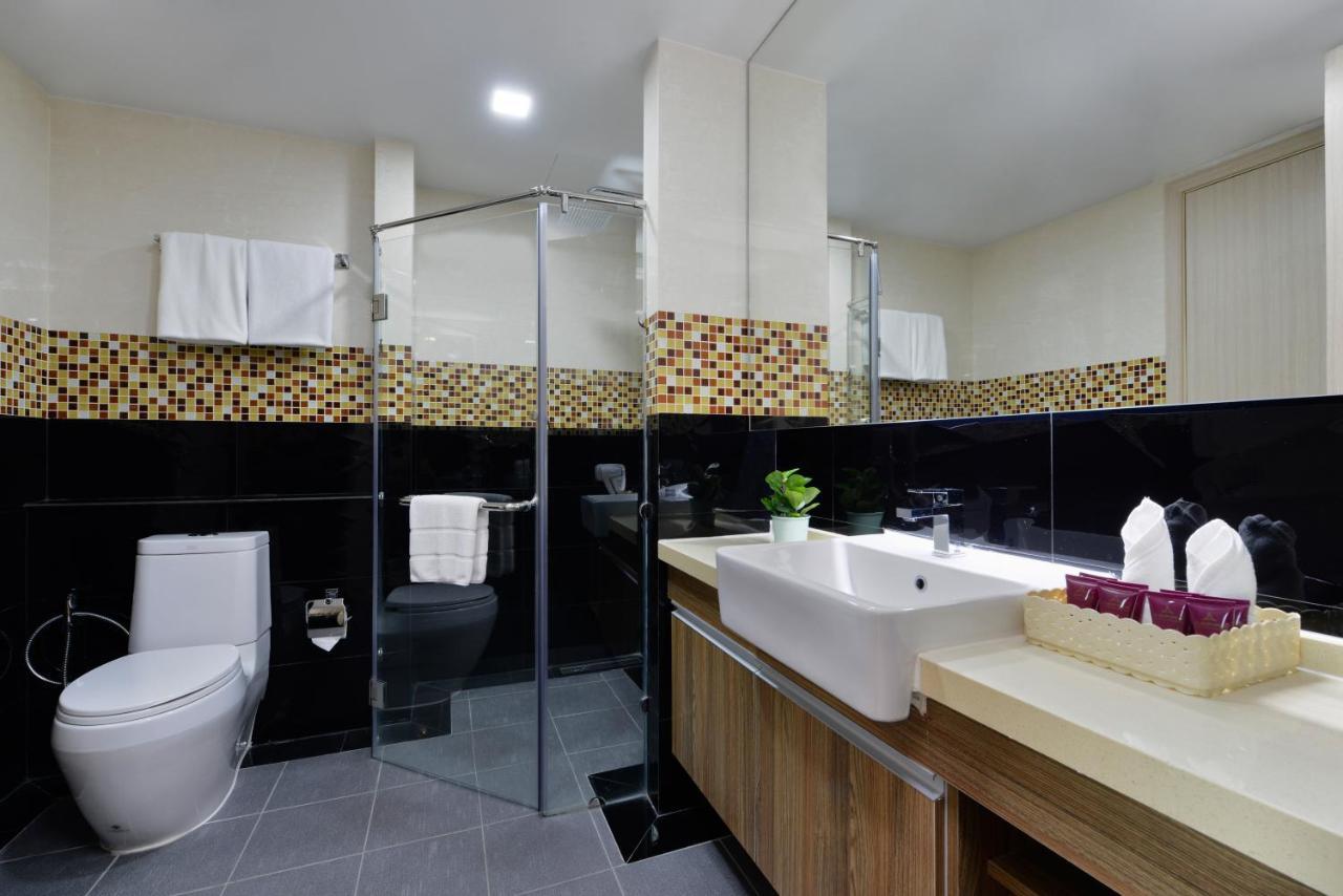 Ramada By Wyndham Bangkok Ten Ekamai Residences Екстериор снимка