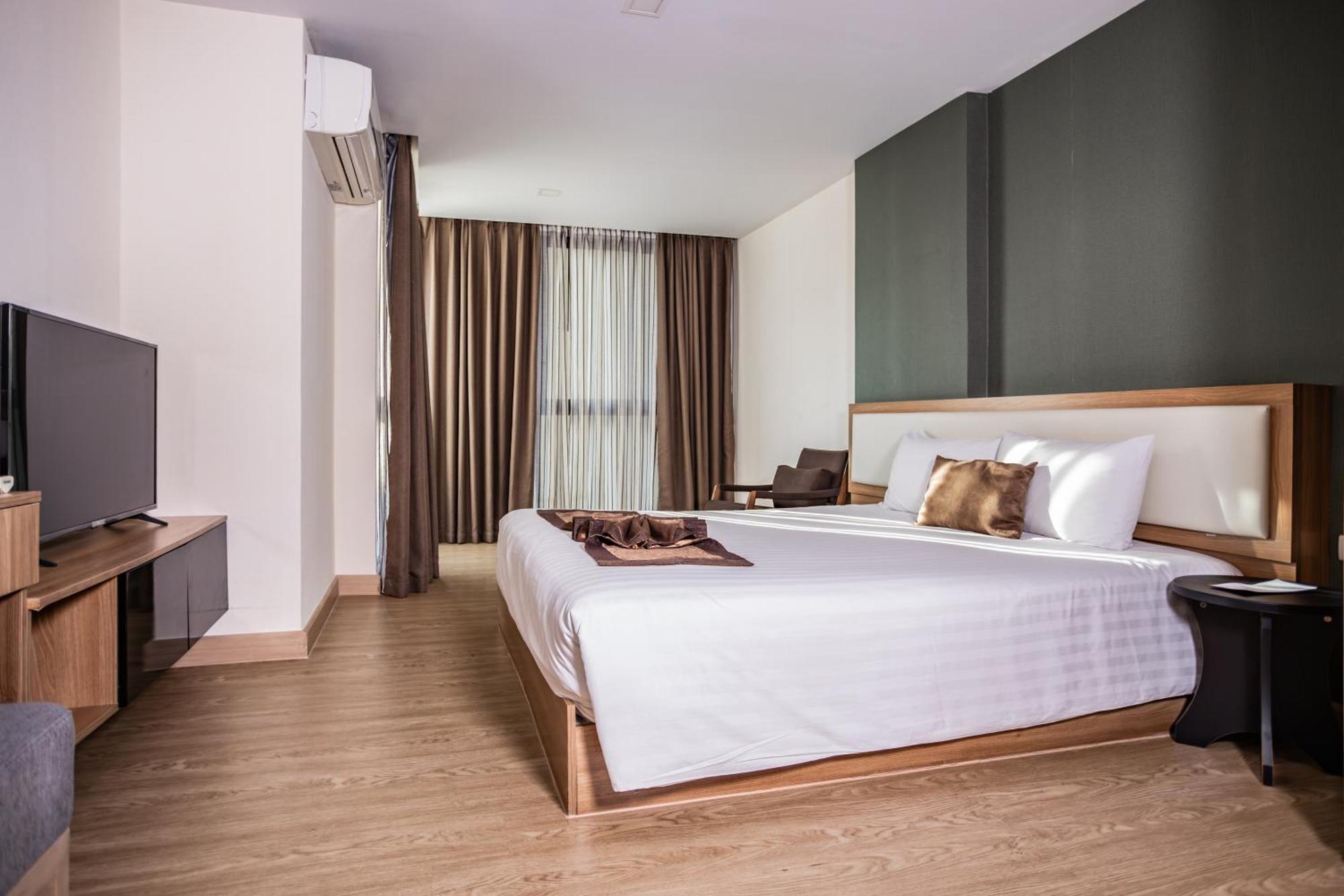 Ramada By Wyndham Bangkok Ten Ekamai Residences Екстериор снимка