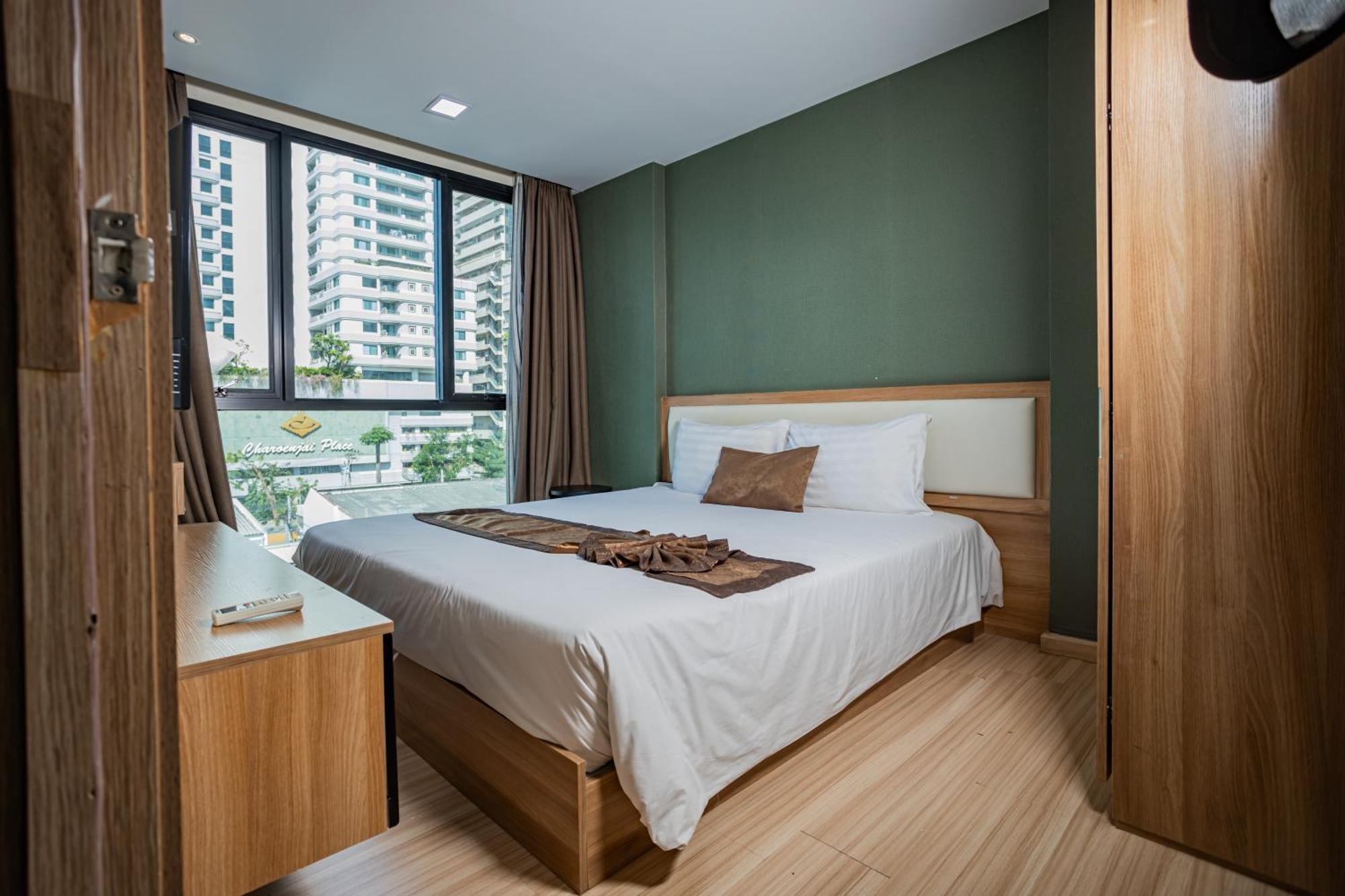 Ramada By Wyndham Bangkok Ten Ekamai Residences Екстериор снимка