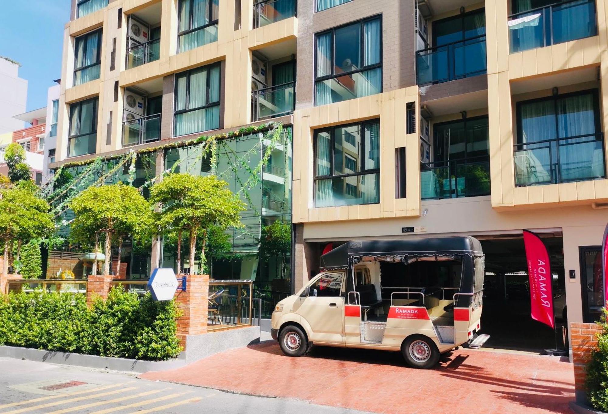Ramada By Wyndham Bangkok Ten Ekamai Residences Екстериор снимка