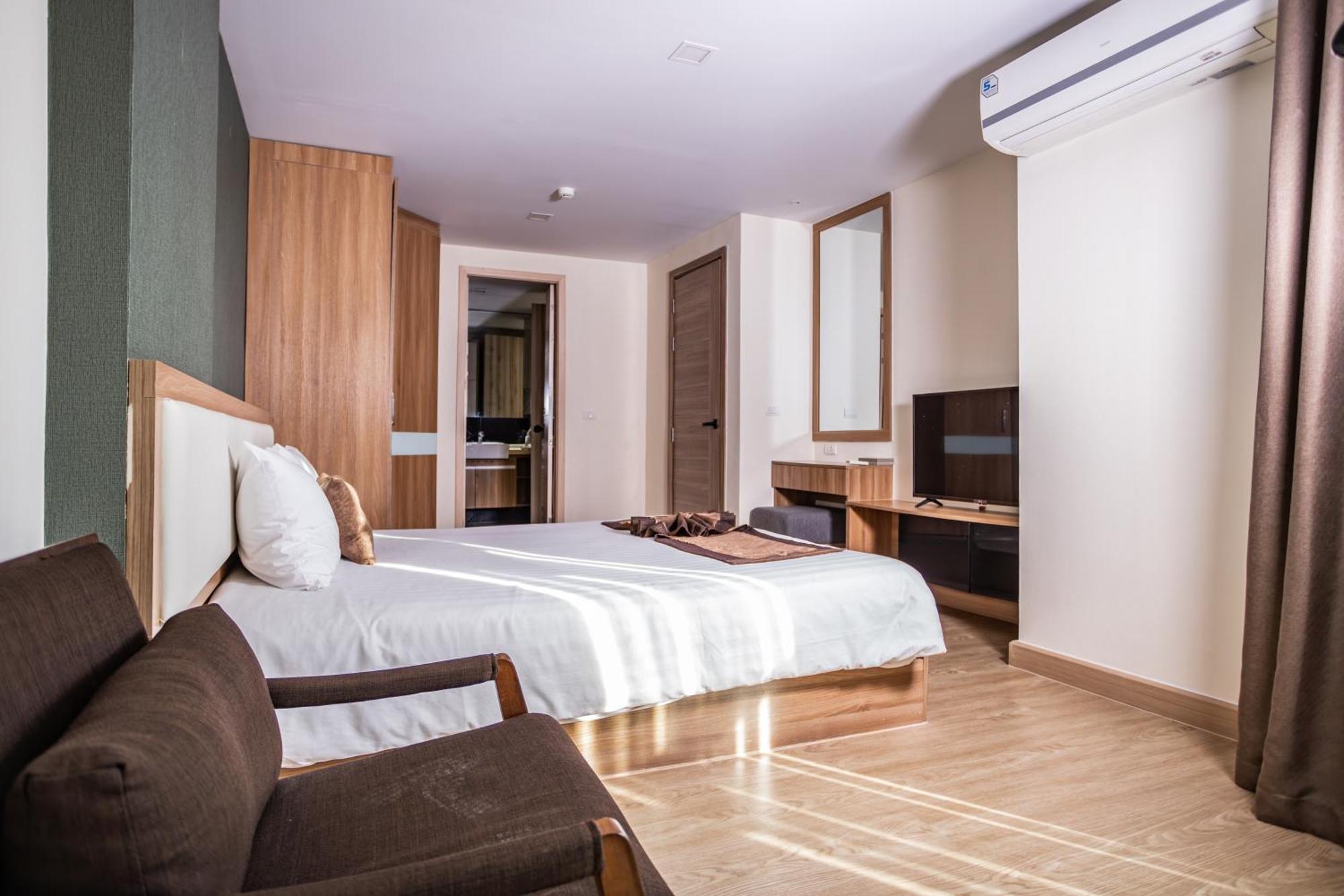 Ramada By Wyndham Bangkok Ten Ekamai Residences Екстериор снимка