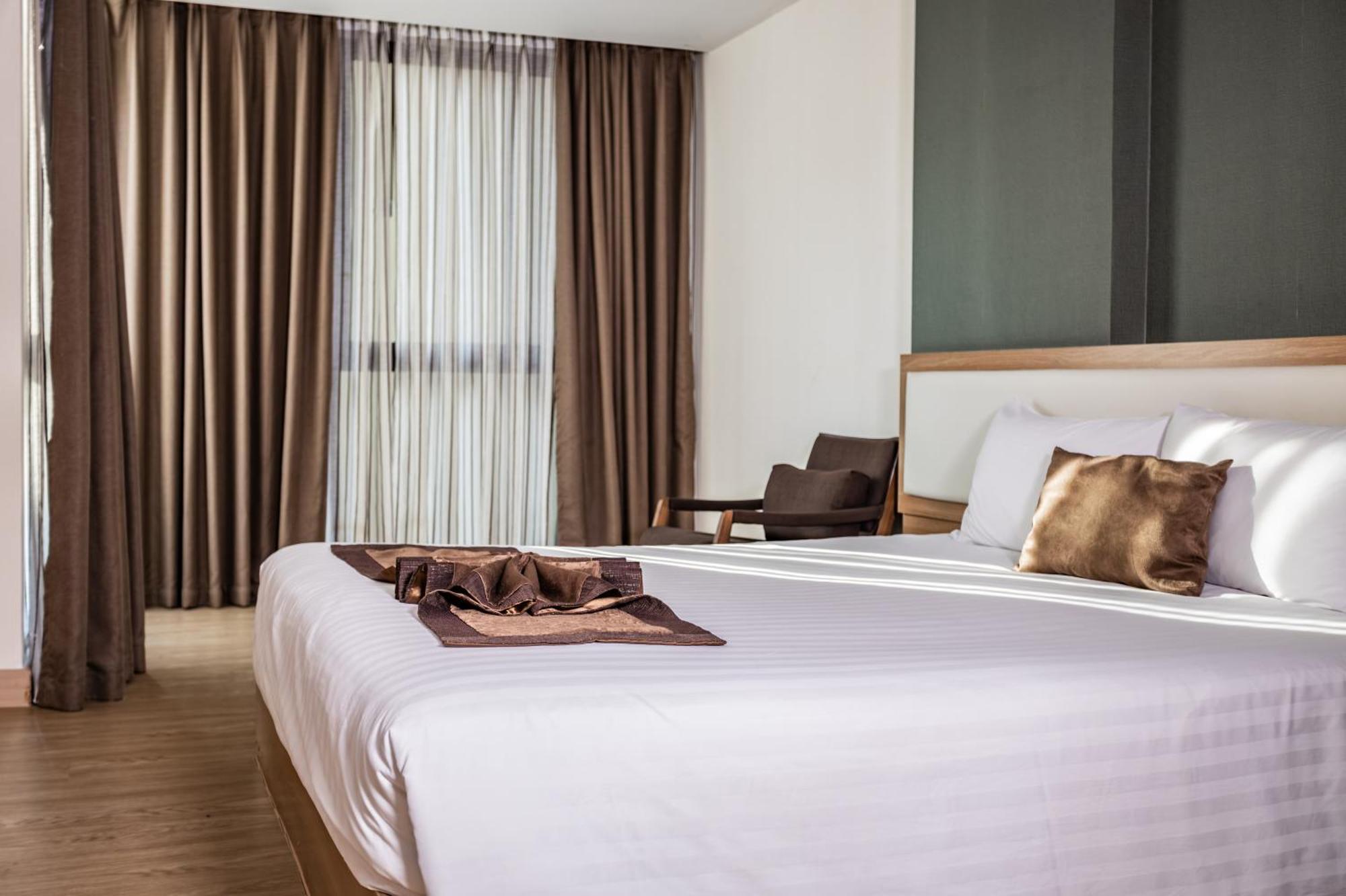 Ramada By Wyndham Bangkok Ten Ekamai Residences Екстериор снимка