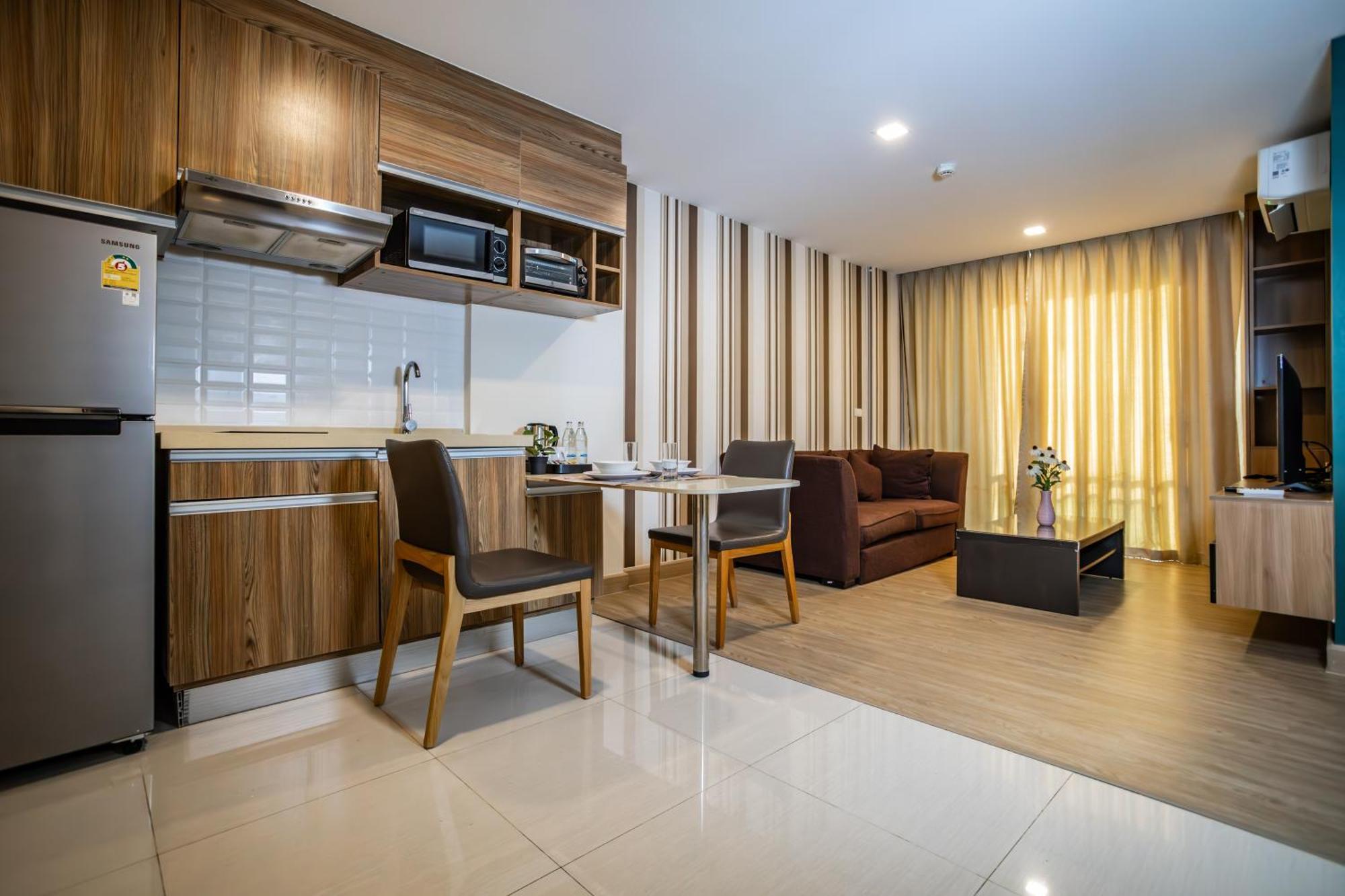 Ramada By Wyndham Bangkok Ten Ekamai Residences Екстериор снимка