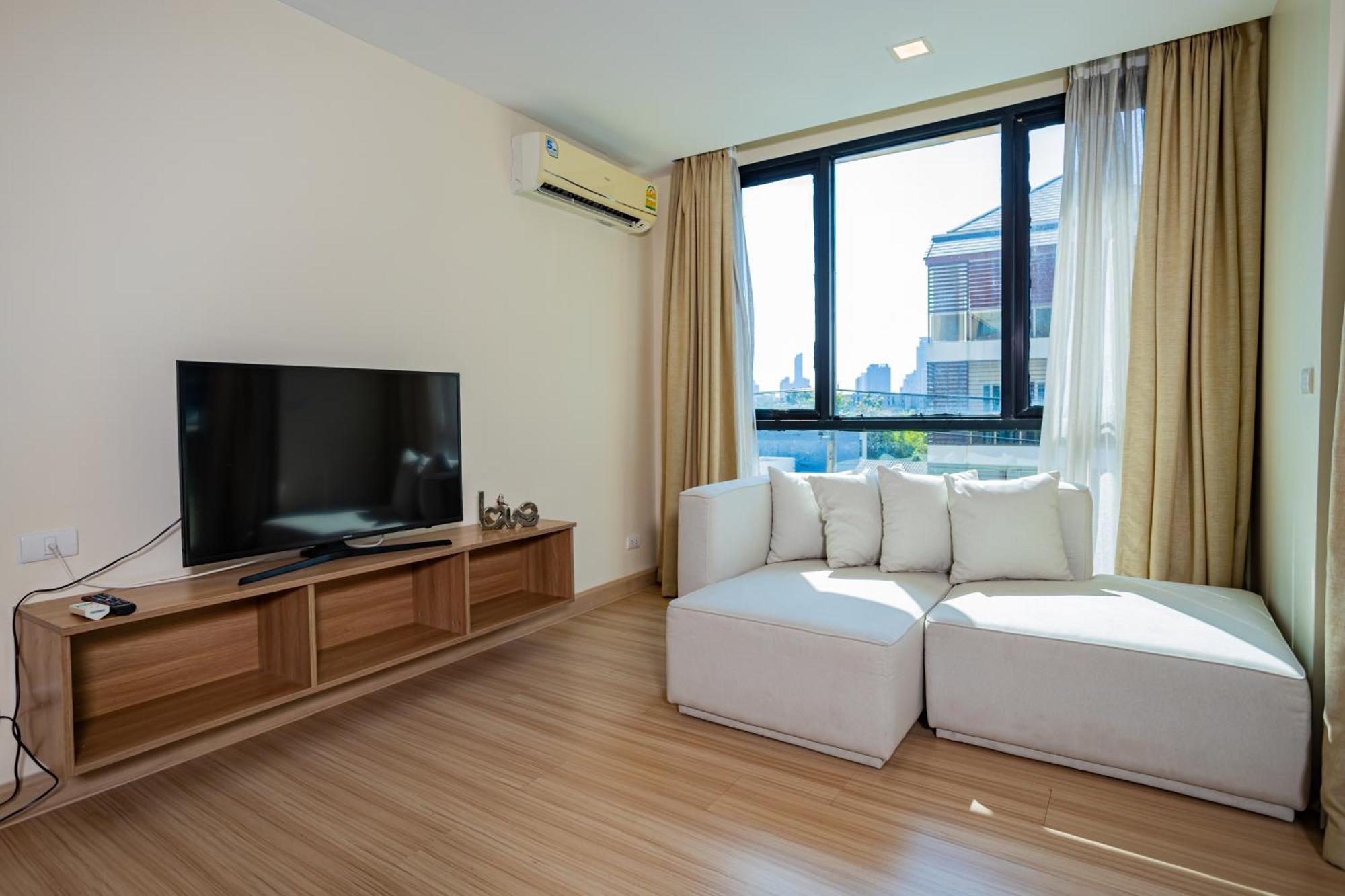 Ramada By Wyndham Bangkok Ten Ekamai Residences Екстериор снимка