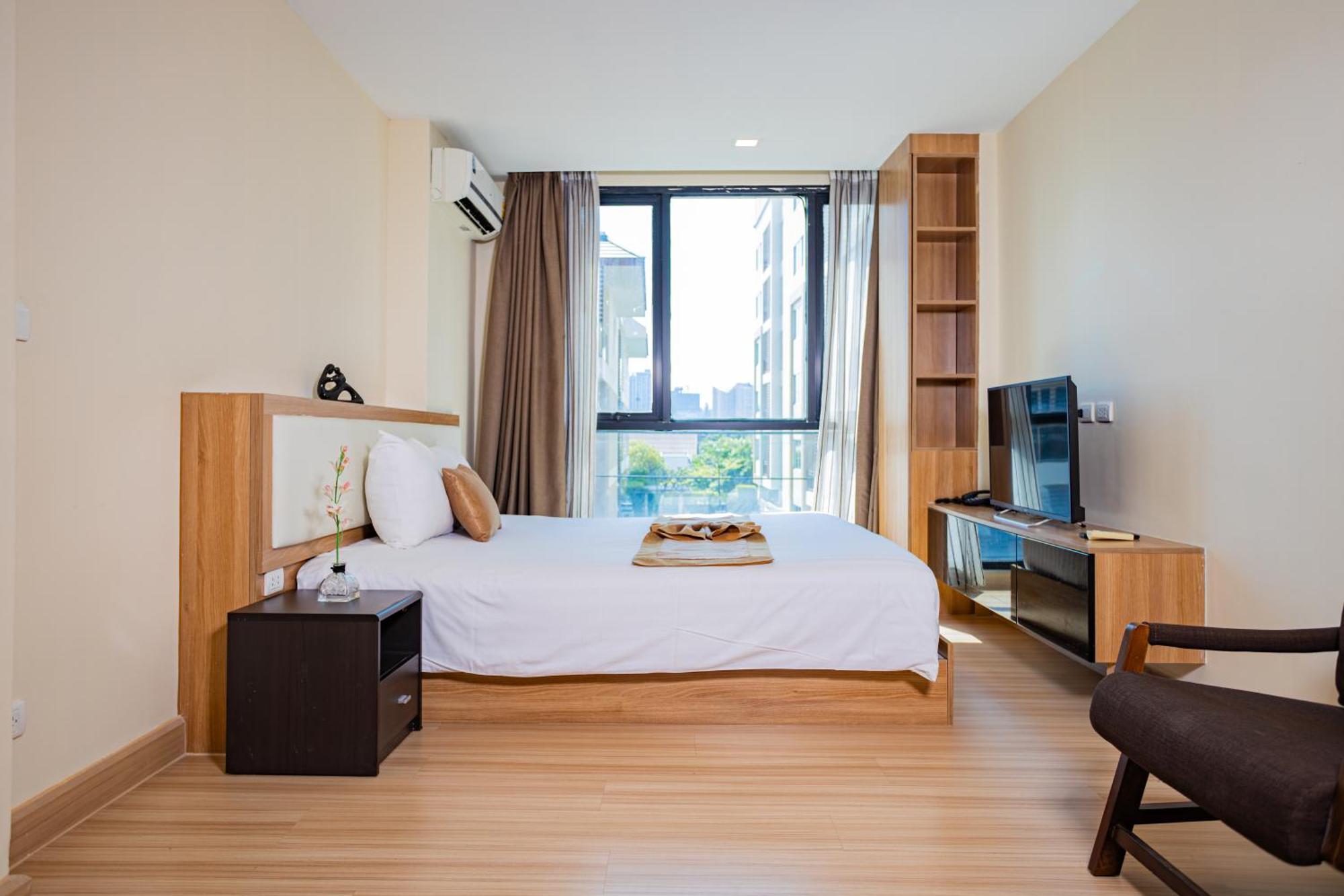 Ramada By Wyndham Bangkok Ten Ekamai Residences Екстериор снимка