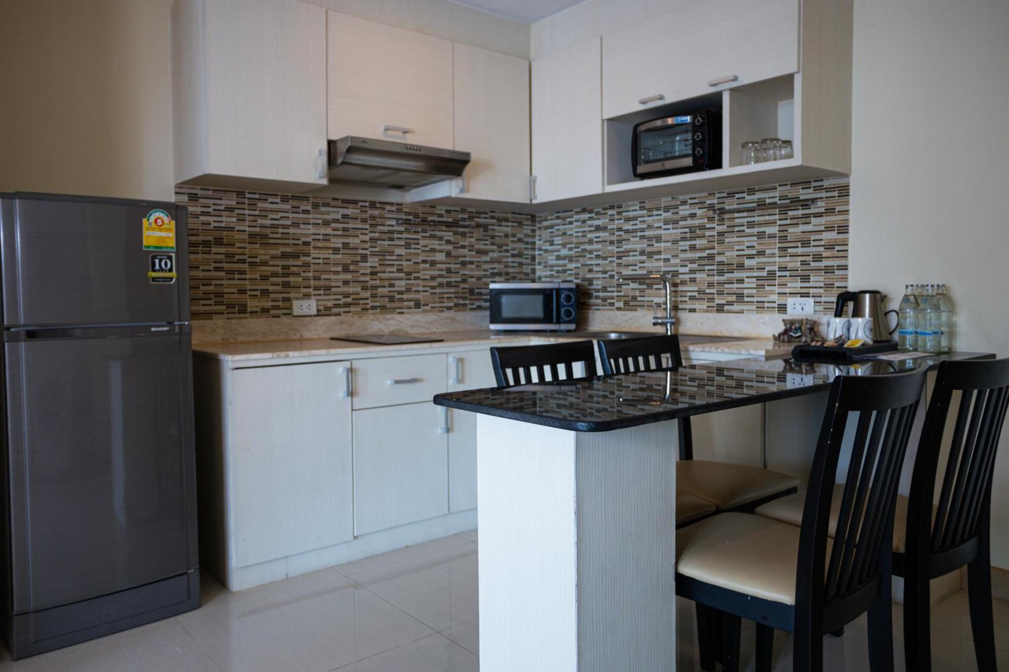 Ramada By Wyndham Bangkok Ten Ekamai Residences Екстериор снимка