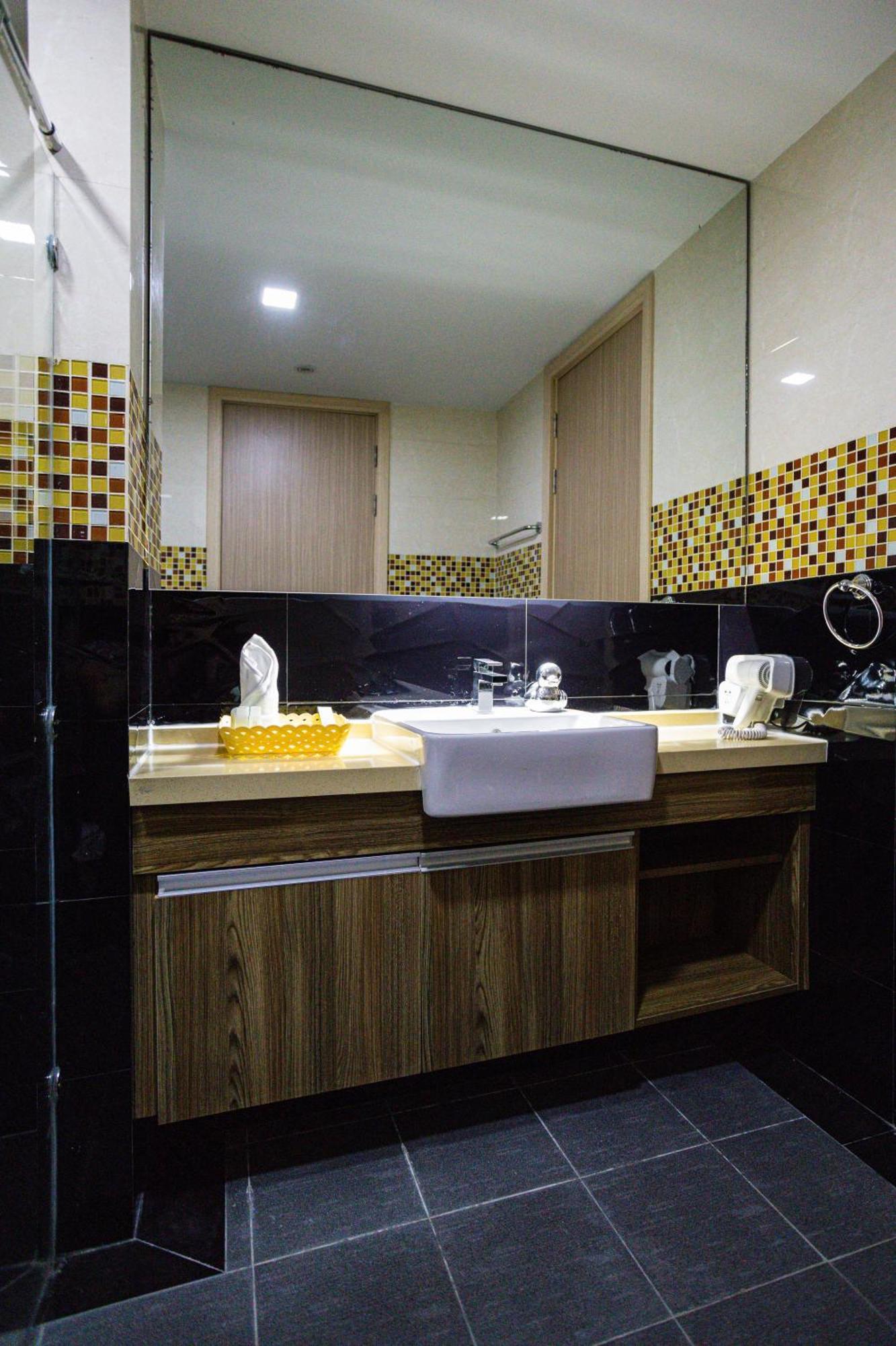 Ramada By Wyndham Bangkok Ten Ekamai Residences Екстериор снимка
