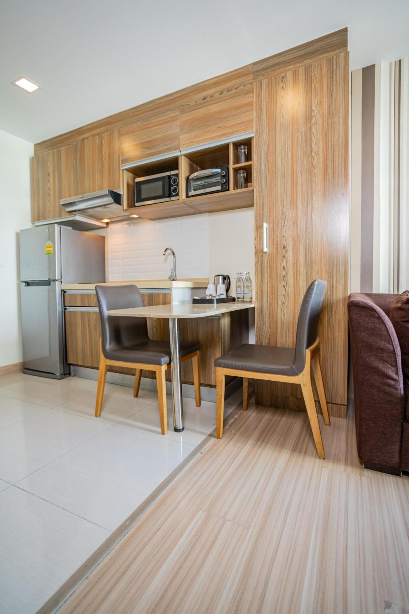 Ramada By Wyndham Bangkok Ten Ekamai Residences Екстериор снимка