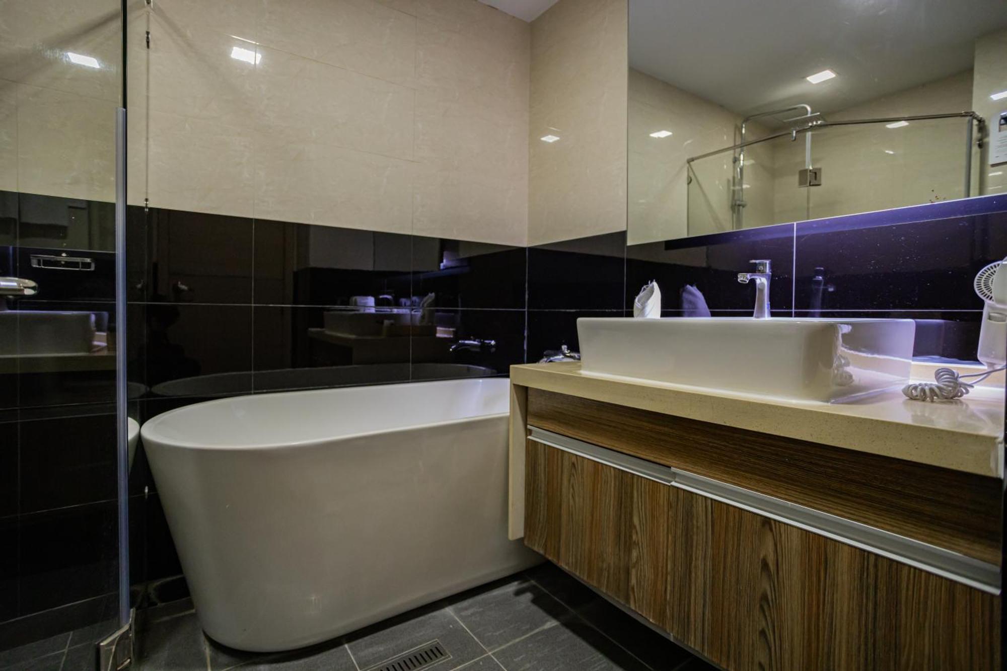 Ramada By Wyndham Bangkok Ten Ekamai Residences Екстериор снимка
