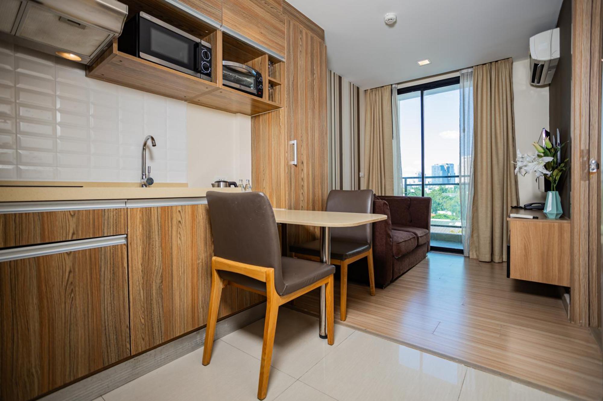 Ramada By Wyndham Bangkok Ten Ekamai Residences Екстериор снимка