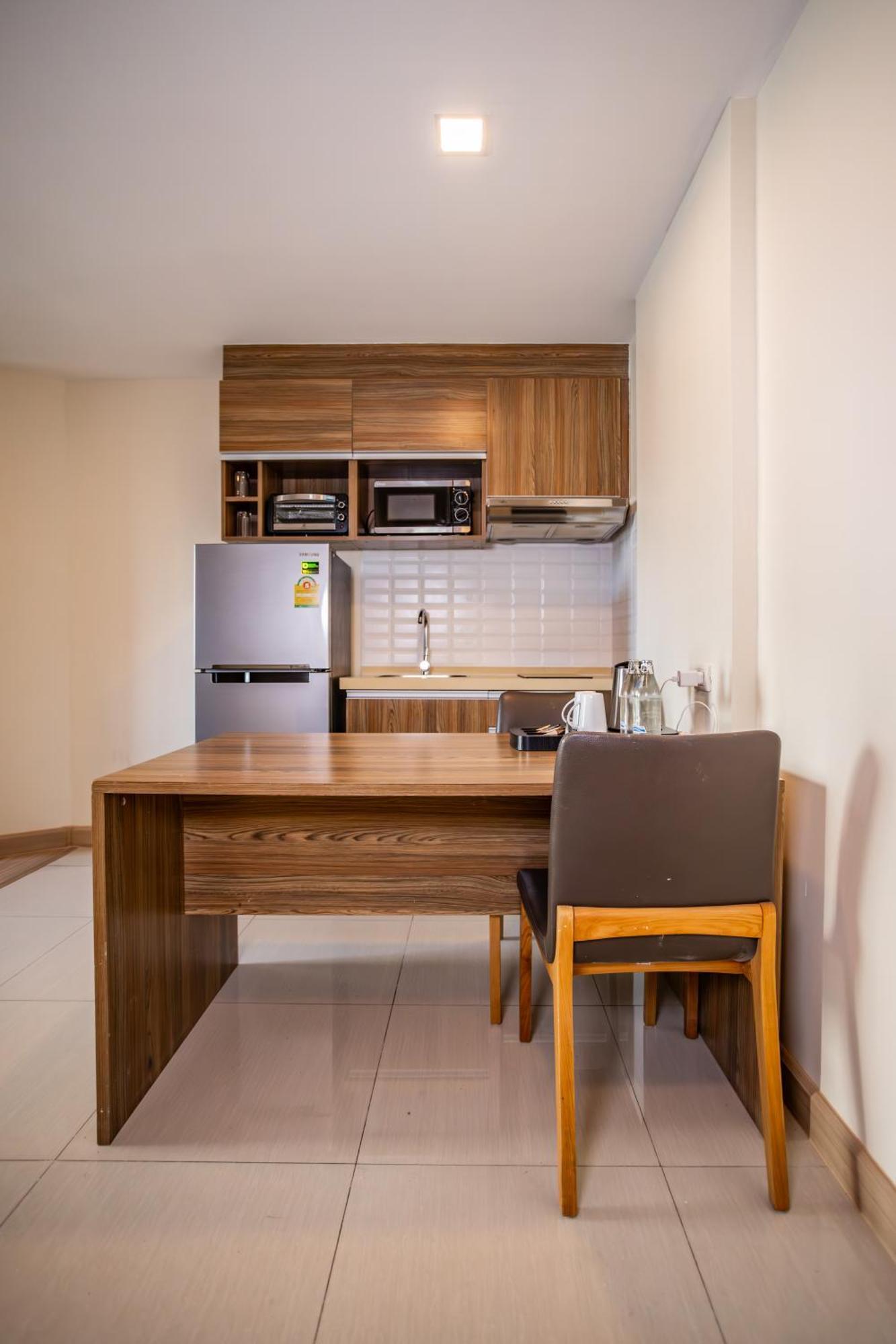 Ramada By Wyndham Bangkok Ten Ekamai Residences Екстериор снимка
