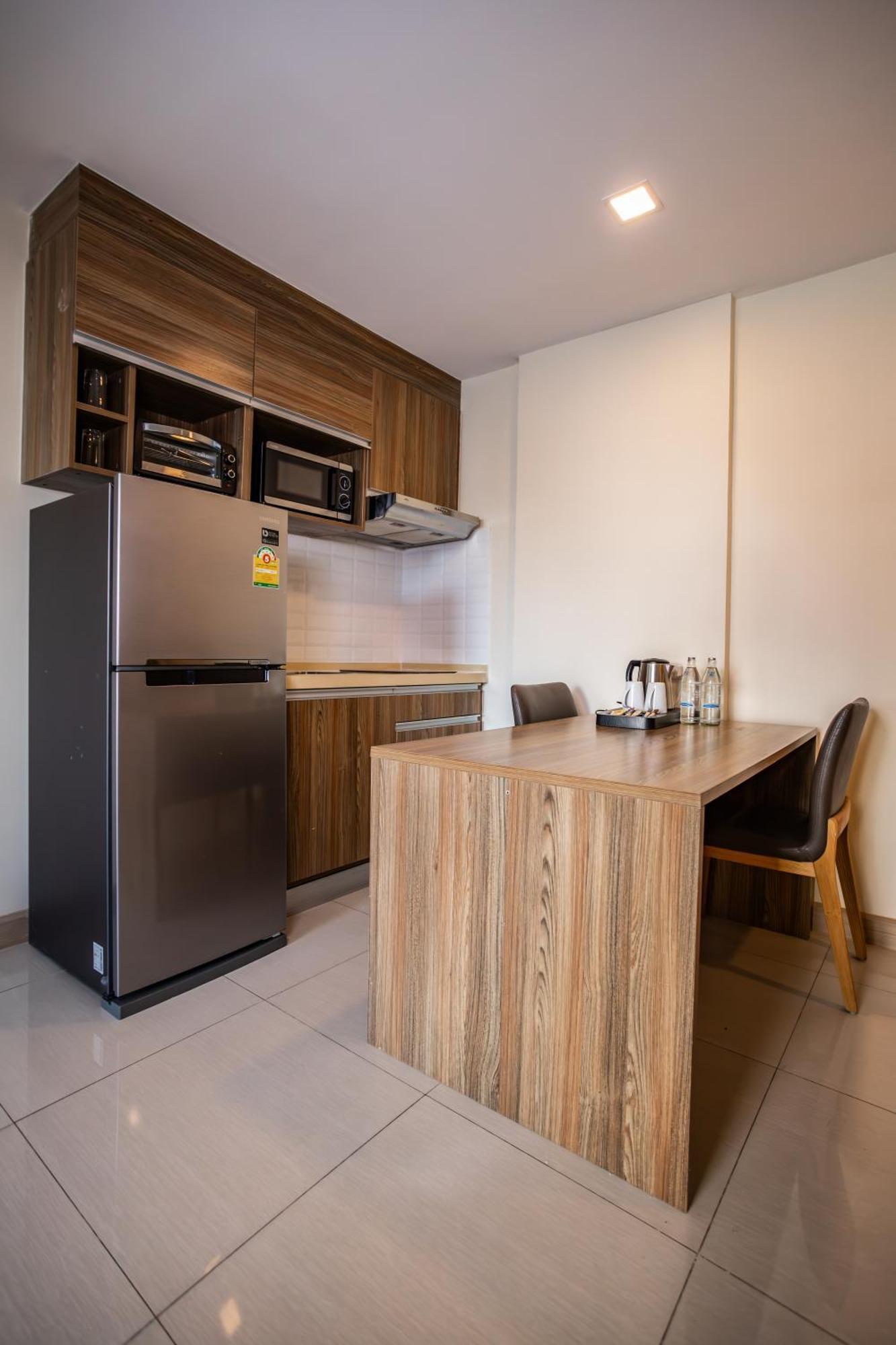 Ramada By Wyndham Bangkok Ten Ekamai Residences Екстериор снимка