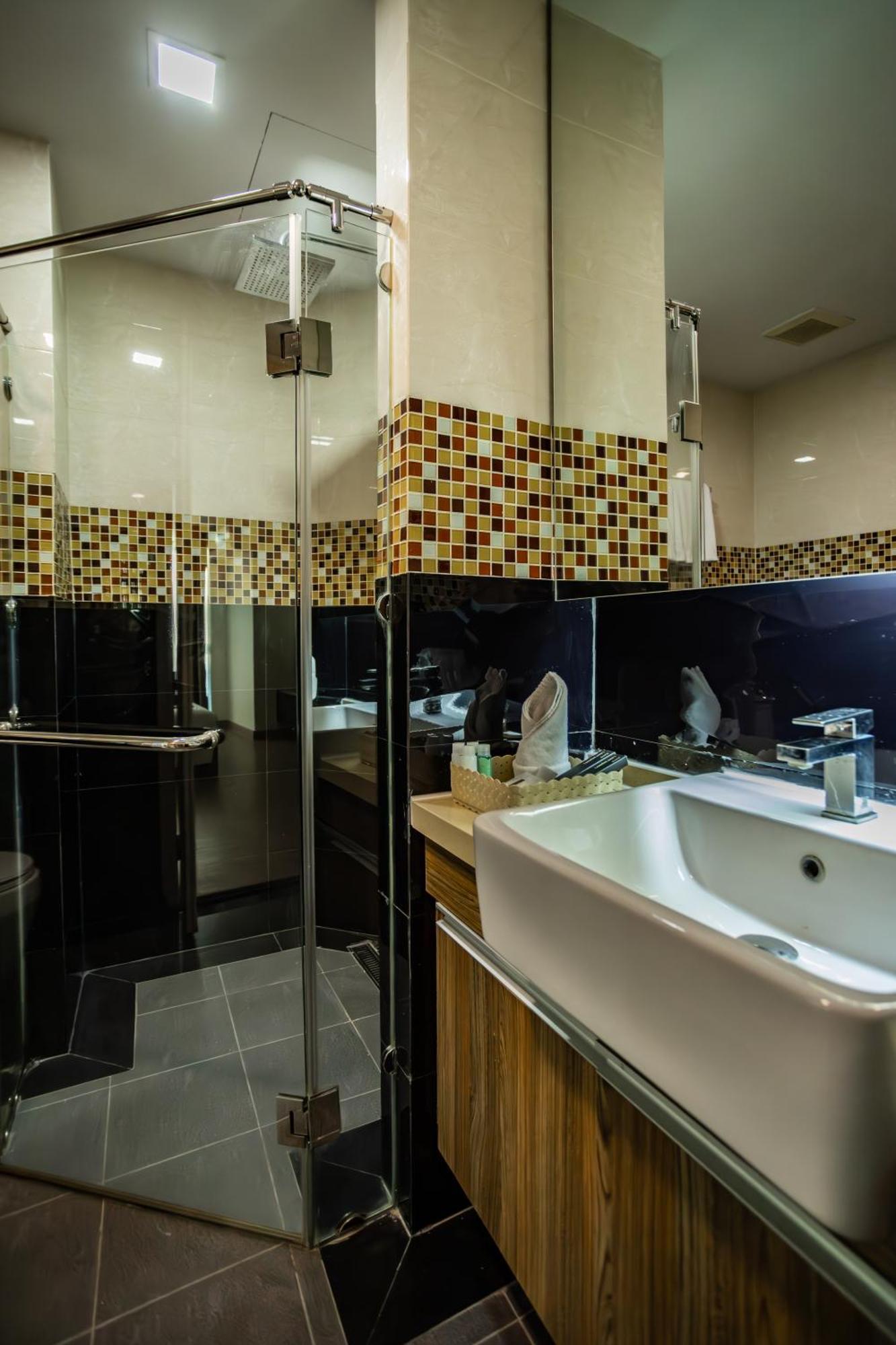 Ramada By Wyndham Bangkok Ten Ekamai Residences Екстериор снимка
