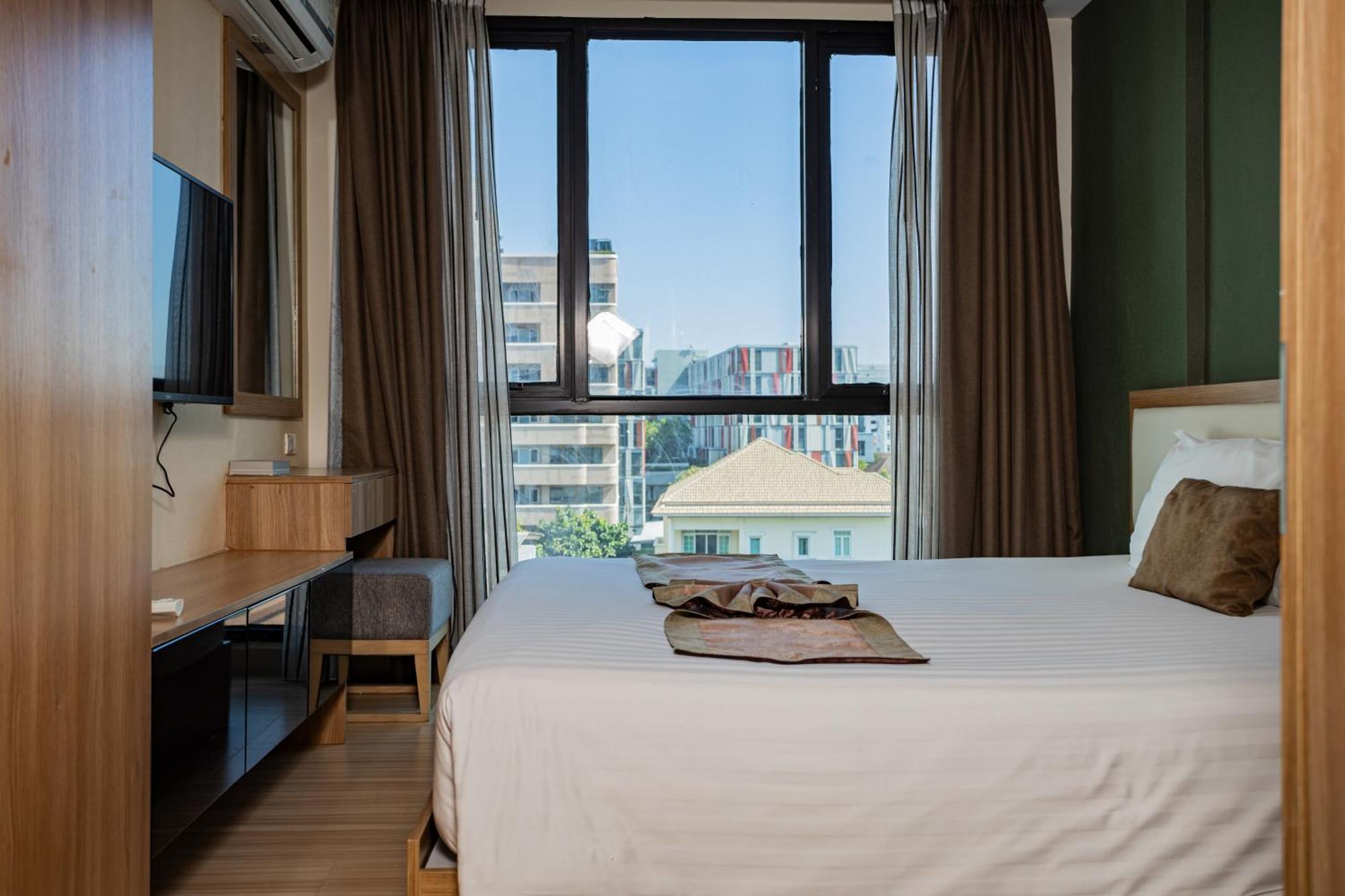 Ramada By Wyndham Bangkok Ten Ekamai Residences Екстериор снимка