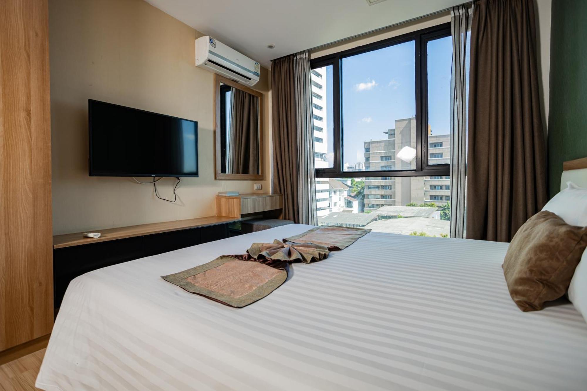 Ramada By Wyndham Bangkok Ten Ekamai Residences Екстериор снимка