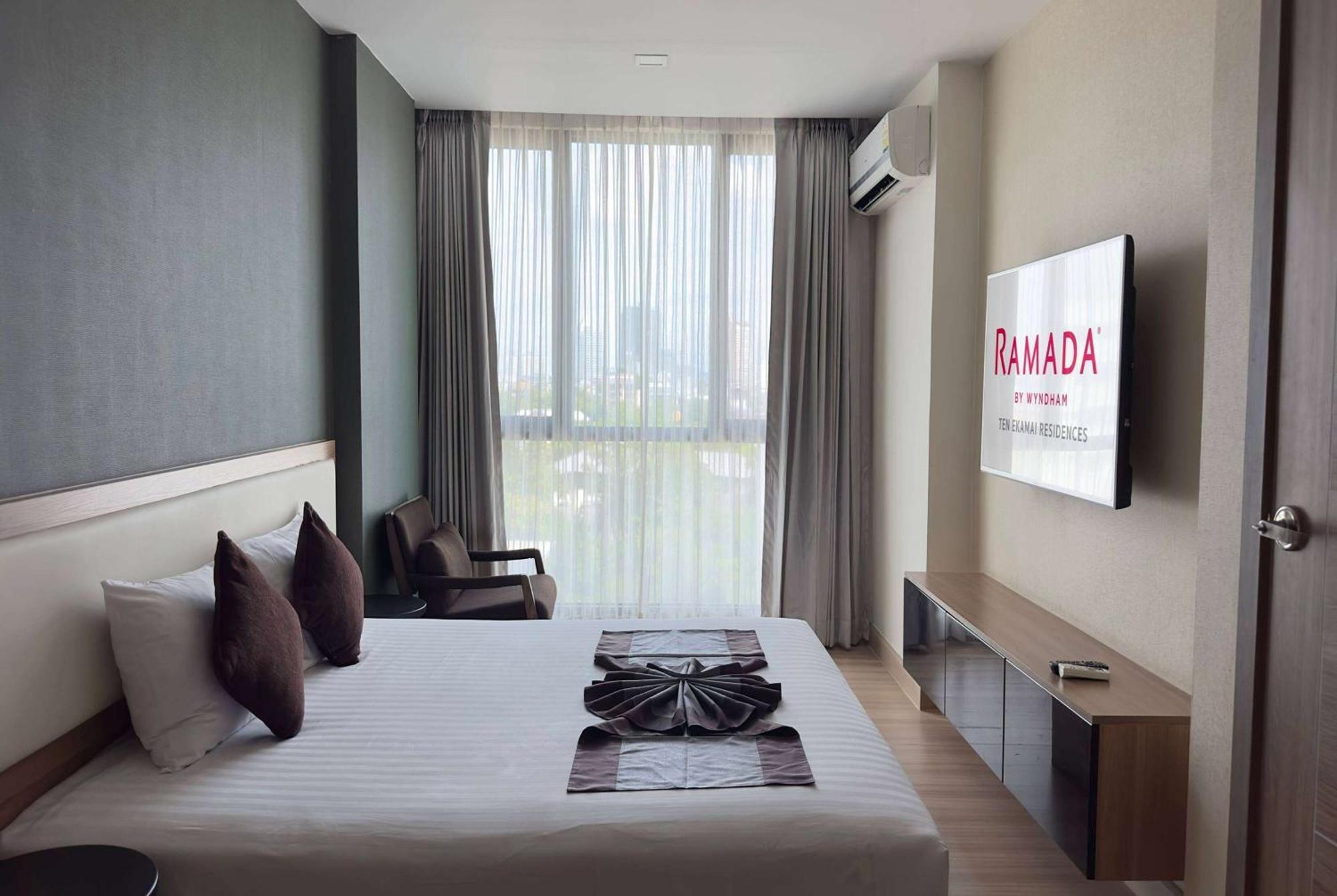 Ramada By Wyndham Bangkok Ten Ekamai Residences Екстериор снимка