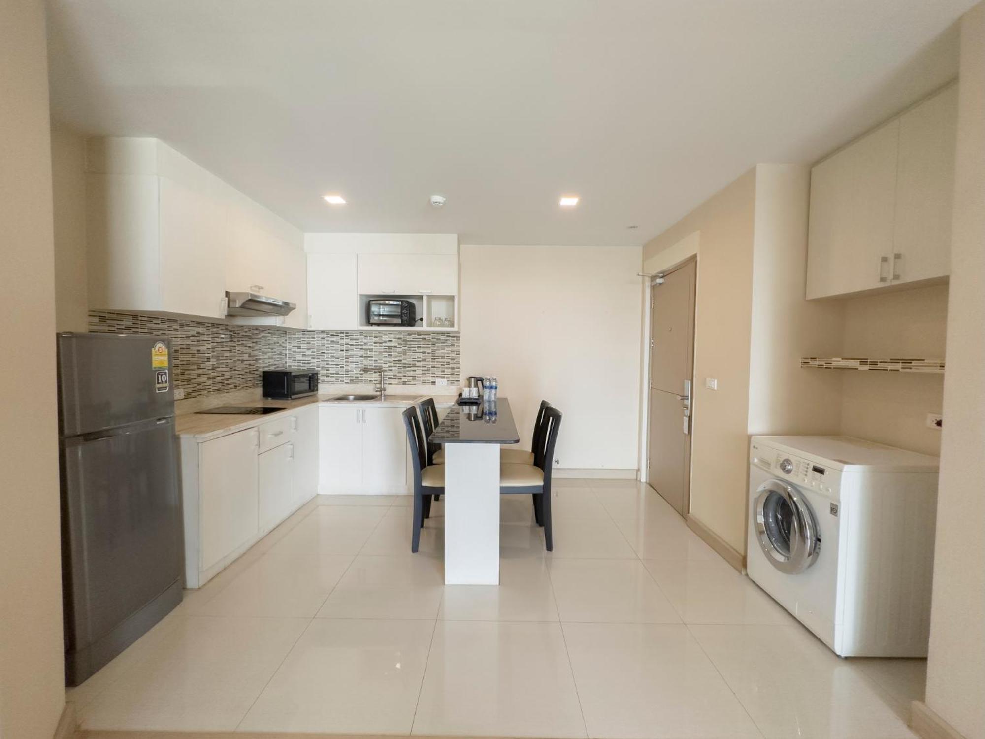 Ramada By Wyndham Bangkok Ten Ekamai Residences Екстериор снимка