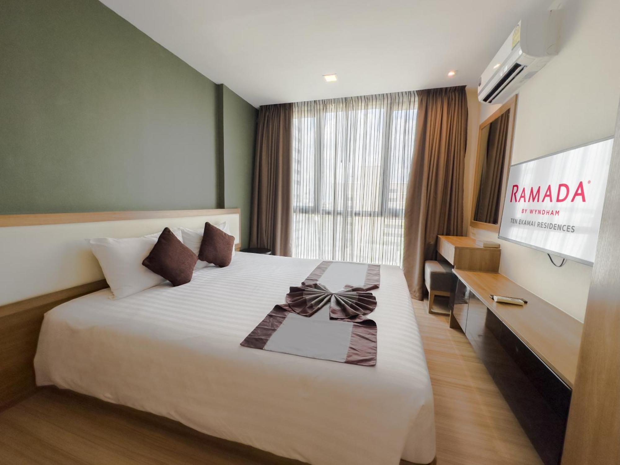 Ramada By Wyndham Bangkok Ten Ekamai Residences Екстериор снимка