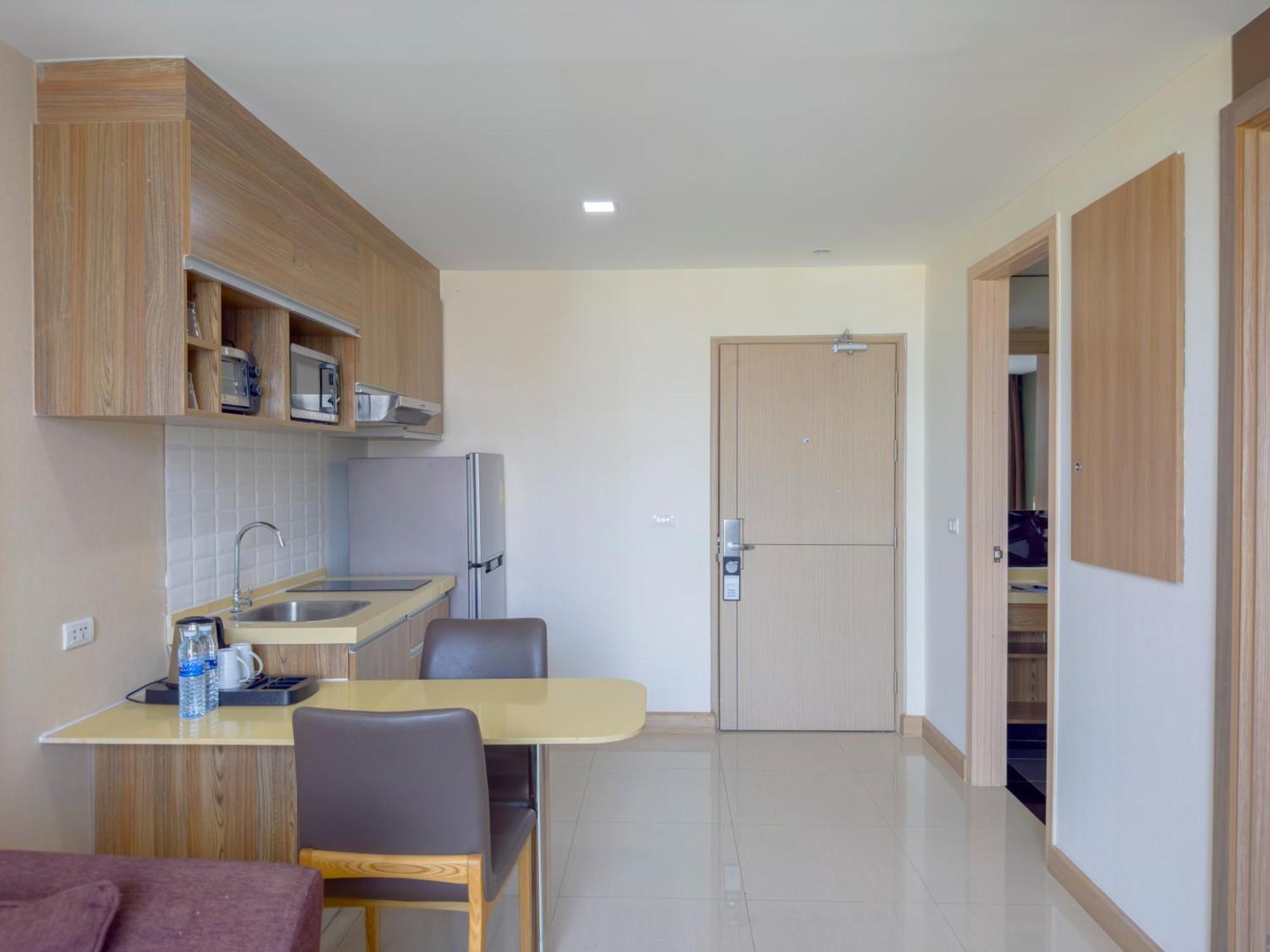 Ramada By Wyndham Bangkok Ten Ekamai Residences Екстериор снимка