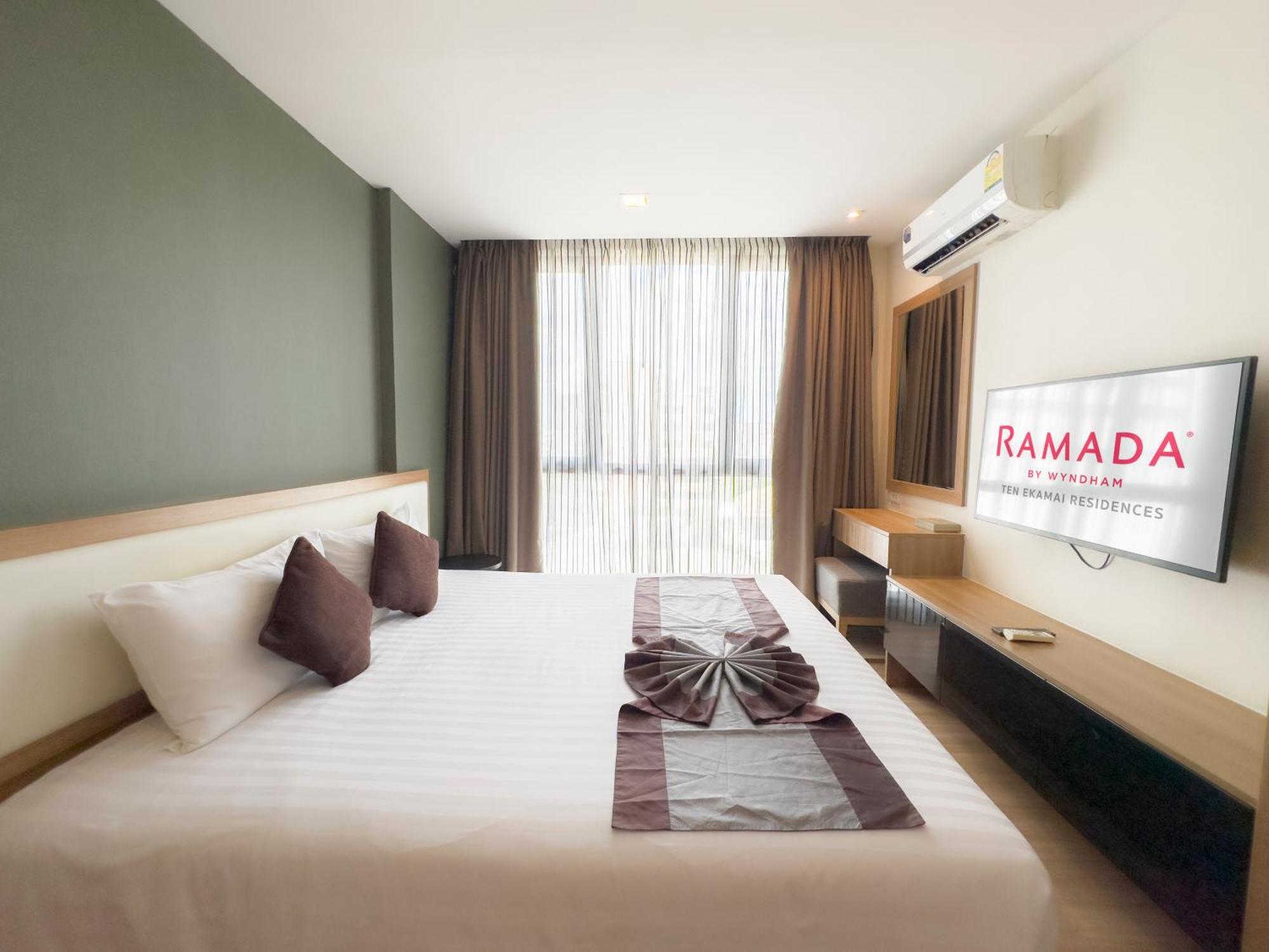 Ramada By Wyndham Bangkok Ten Ekamai Residences Екстериор снимка