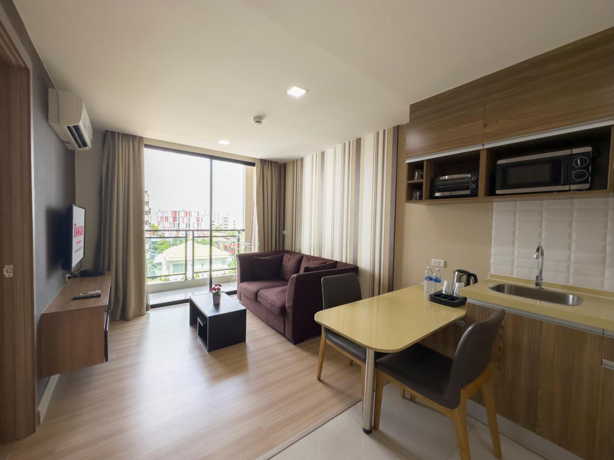 Ramada By Wyndham Bangkok Ten Ekamai Residences Екстериор снимка