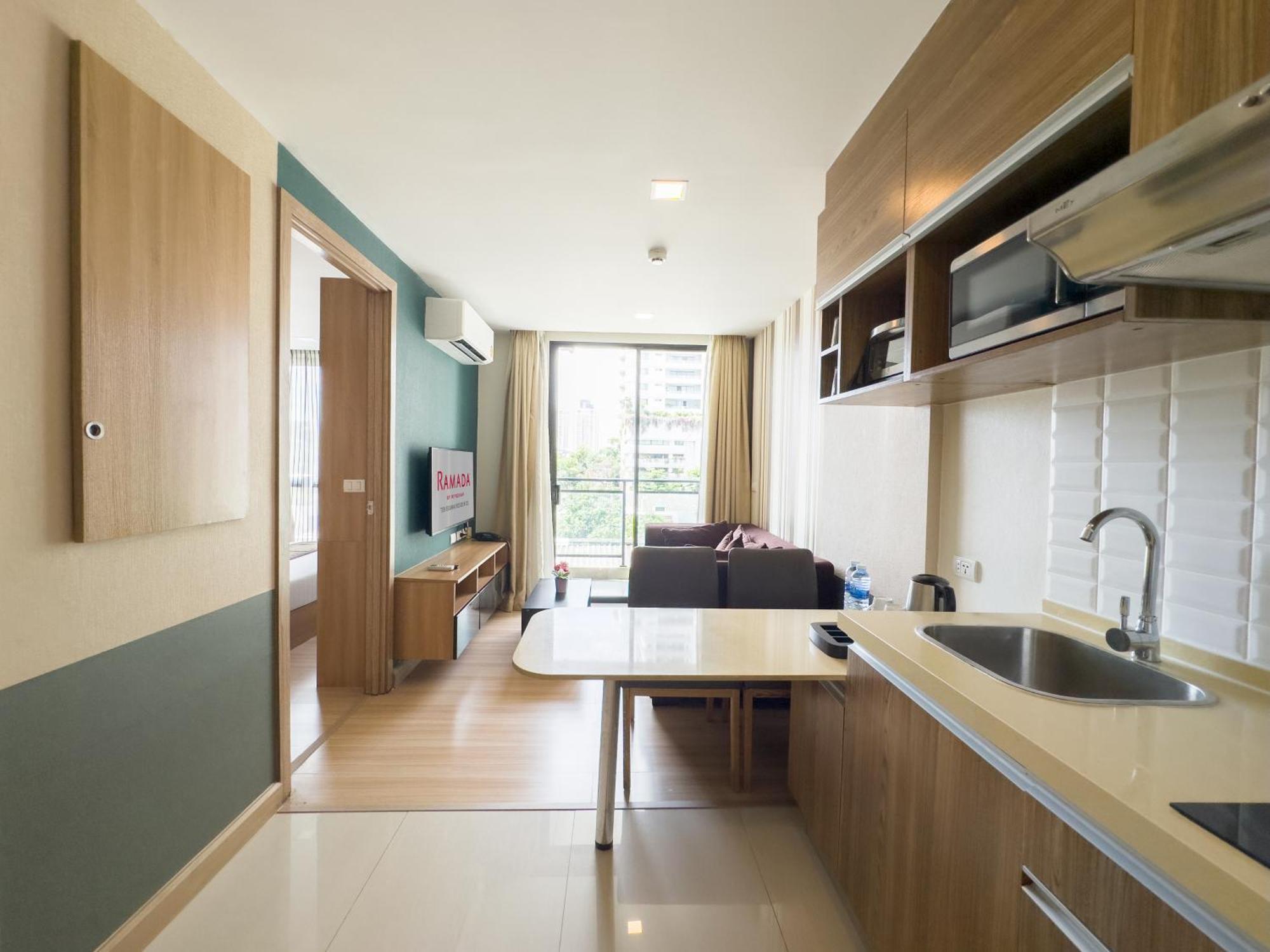 Ramada By Wyndham Bangkok Ten Ekamai Residences Екстериор снимка