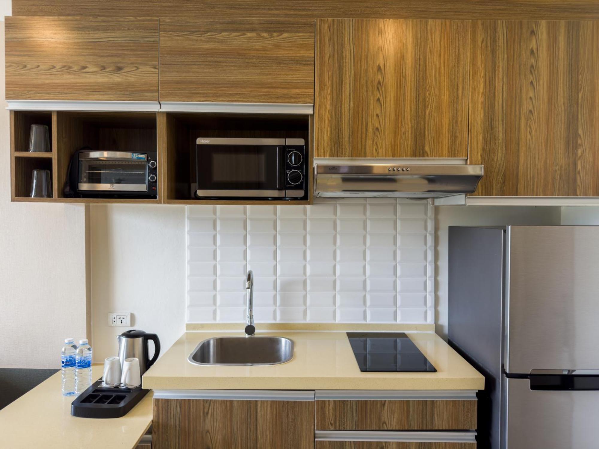 Ramada By Wyndham Bangkok Ten Ekamai Residences Екстериор снимка