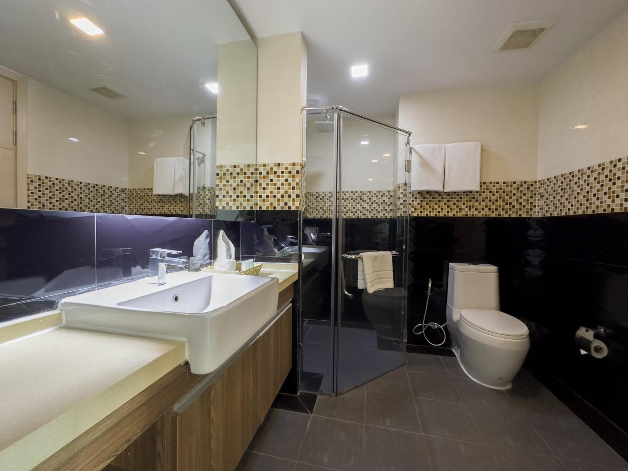 Ramada By Wyndham Bangkok Ten Ekamai Residences Екстериор снимка