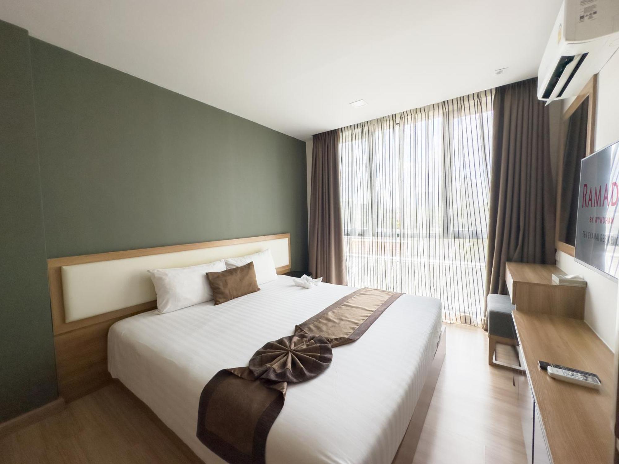 Ramada By Wyndham Bangkok Ten Ekamai Residences Екстериор снимка